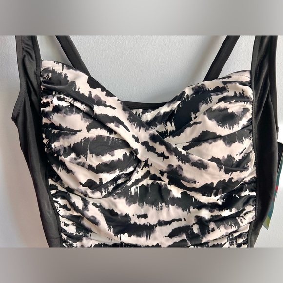 SWIM SOLUTIONS Printed Tummy-Control Twist-Bra One-Piece Swimdress - Picture 3 of 9